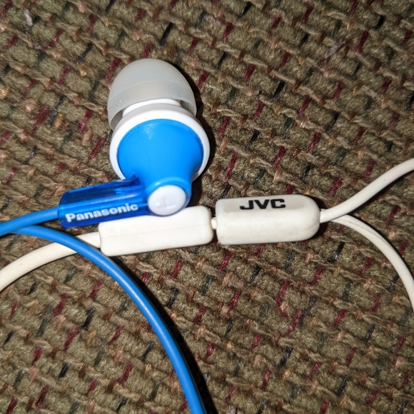 Earbuds - Picture 2 of 4